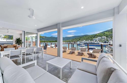 Airlie Beach House | Cove 18 - Luxury beach house