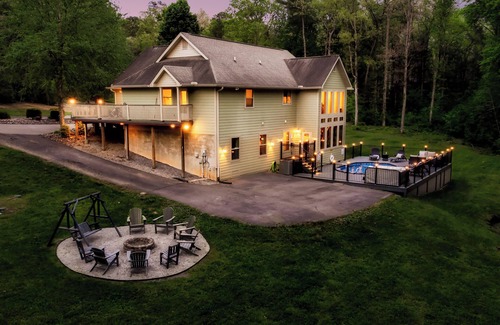 Gatlinburg - Pigeon Forge Cabin | Cove Creek Cabin ~ HeatedPool ~ Theater ~ Sauna ~ 2xGameRoom ~ FirePit ~ Fishing