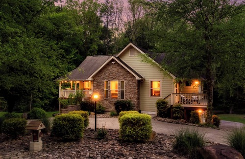 Gatlinburg - Pigeon Forge Cabin | Cove Creek Cabin ~ HeatedPool ~ Theater ~ Sauna ~ 2xGameRoom ~ FirePit ~ Fishing