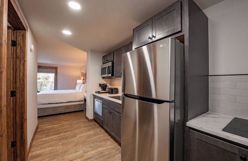 Thayerville Hotel | Cove Creek Lodge 105: Poolside Executive King Suite