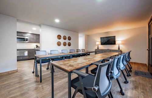 Thayerville Hotel | Cove Creek Lodge 105: Poolside Executive King Suite