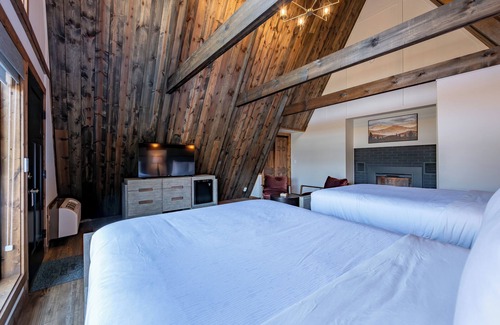 Thayerville Hotel | Cove Creek Lodge 207: Standard Double Queen Fireplace Room