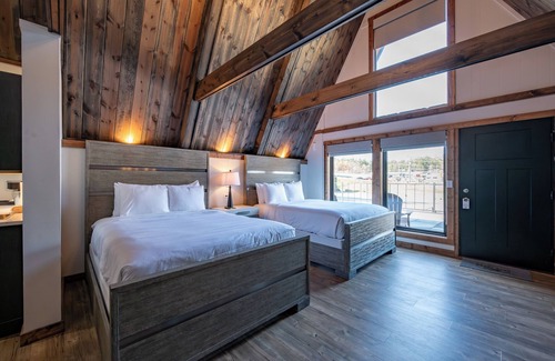 Thayerville Hotel | Cove Creek Lodge 207: Standard Double Queen Fireplace Room