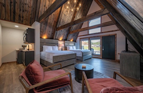 Thayerville Hotel | Cove Creek Lodge 207: Standard Double Queen Fireplace Room