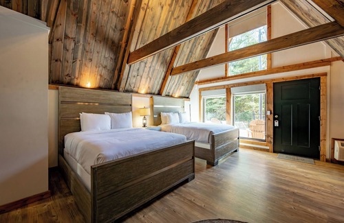 Thayerville Hotel | Cove Creek Lodge 214: Standard Double Queen Fireplace Room