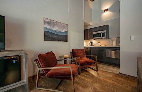 Thayerville House | Cove Creek Lodge 215: Standard Double Queen Room