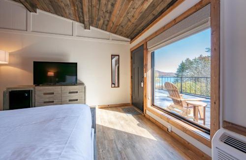 Thayerville House | Cove Creek Lodge 219 Lakeside Executive King Suite
