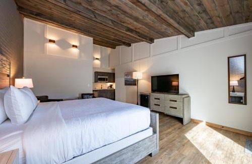 Thayerville House | Cove Creek Lodge 219 Lakeside Executive King Suite