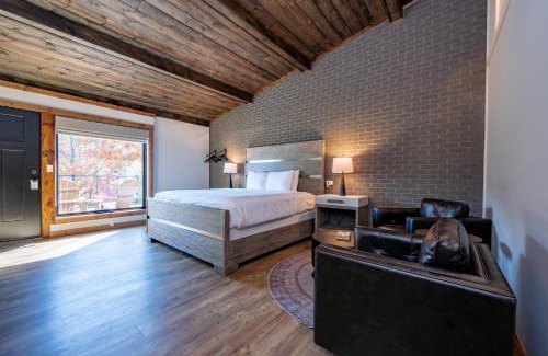 Thayerville House | Cove Creek Lodge 219 Lakeside Executive King Suite