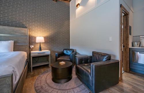 Thayerville House | Cove Creek Lodge 219 Lakeside Executive King Suite