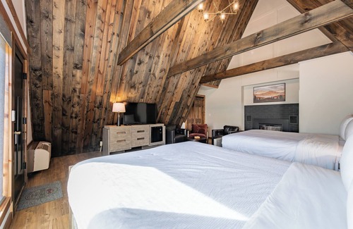 Thayerville Hotel | Cove Creek Lodge 220: Lakeside Double Queen Fireplace Room