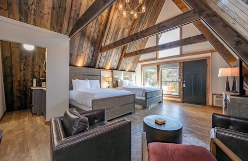 Thayerville Hotel | Cove Creek Lodge 220: Lakeside Double Queen Fireplace Room