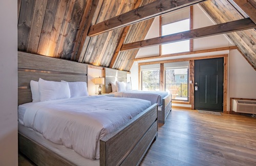 Thayerville Hotel | Cove Creek Lodge 220: Lakeside Double Queen Fireplace Room