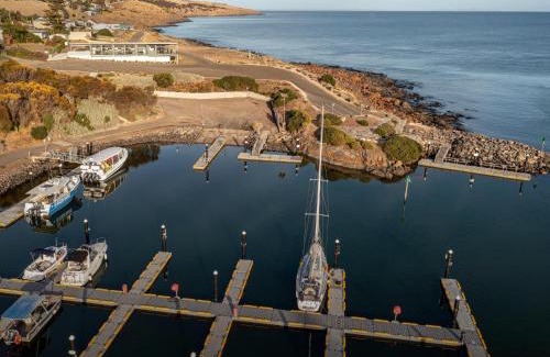 Penneshaw Apartment | Cove Landing Marina Apartment 3 YC Lily May