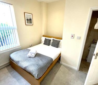 Coventry House | Coventry Large 4 Bath House 4 Bedroom 4 Sleeps 4 Person Suitable for NEC BHX Rugby Solihull Warwick Contractors Ricoh Arena NHS Short & Long Business Stays , Close to City Centre High Speed Wifi
