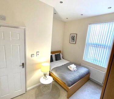 Coventry House | Coventry Large 4 Bedroom 4 Bath House Sleeps 4 Person Suitable for BHX NEC Solihull Rugby Warwick Contractors Ricoh Arena NHS Short & Long Business Stays Free Parking for 2 Vehicles, Close to City Centre High Speed Wifi