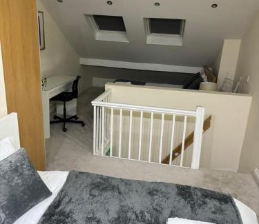 Coventry House | Coventry Large 4 Bedroom 4 Bath House Sleeps 4 Person Suitable for BHX NEC Solihull Rugby Warwick Contractors Ricoh Arena NHS Short & Long Business Stays Free Parking for 2 Vehicles, Close to City Centre High Speed Wifi
