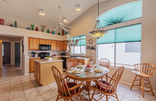 Gilbert House | Covered Patio, Lava Rock Gas Fire Pit, Near Spring Training, Golf, Hiking & Biking; 30 Day Min Stay