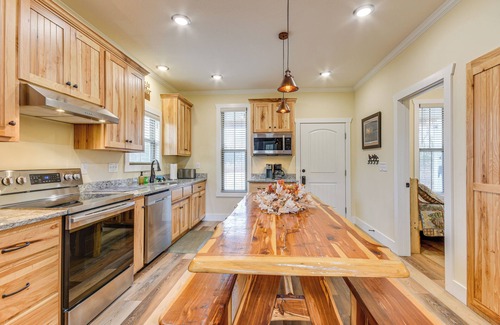 Richland Cottage | Covered Porch & Fire Pit: Cabin in Richland