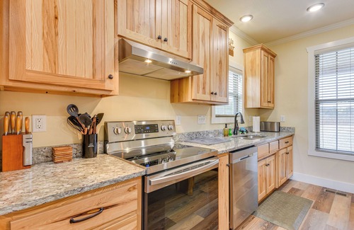 Richland Cottage | Covered Porch & Fire Pit: Cabin in Richland