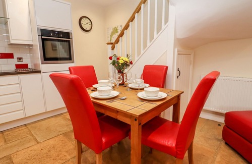Chipping Norton Cottage | COW BYRE, pet friendly, luxury holiday cottage in Great Tew