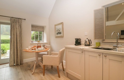 West Knoyle Cottage | COW DROVE COTTAGE, romantic, character holiday cottage in East Knoyle