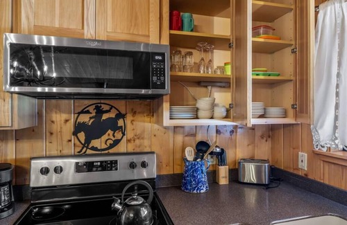 Greer Cabin | Cowboy Casita (Cabin 102)