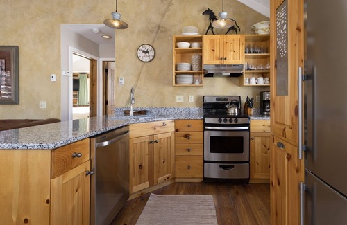 Big Sky Cabin | Cowboy Heaven Cabin - Rustic Ridge - Ski-in/out , Hot Tub, Outwest Escape, Hike