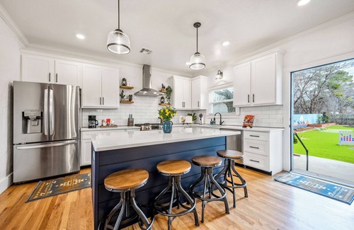 Central Oklahoma City House | COWBOY RETREAT, Heart of OKC By Dwntwn/OSU/OU&PLAZA, Minigolf, Firepit, Foosball