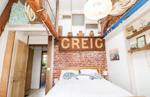 Hill Head Cottage | COWES VIEW COTTAGE, pet friendly, with a garden in Fareham