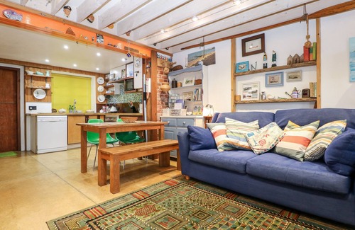 Hill Head Cottage | COWES VIEW COTTAGE, pet friendly, with a garden in Fareham