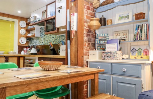 Hill Head Cottage | COWES VIEW COTTAGE, pet friendly, with a garden in Fareham