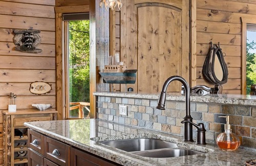 Smithville Cabin | Cowhide Cabin Lake Views Hot Tub