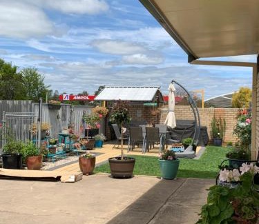 Cowra Hotel | Cowra Crest Motel