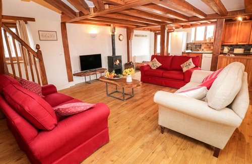 Haverfordwest Cottage | COWSLIP COTTAGE, pet friendly, with hot tub in Haverfordwest