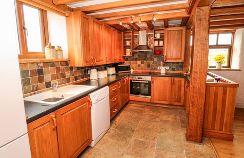 Haverfordwest Cottage | COWSLIP COTTAGE, pet friendly, with hot tub in Haverfordwest