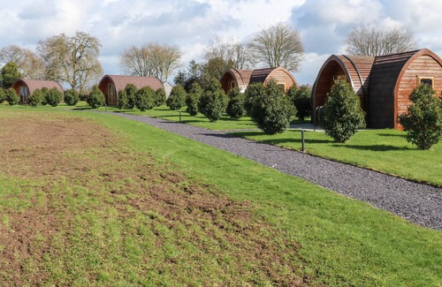 Overton-on-dee Cottage | COWSLIP, romantic, with a garden in Malpas