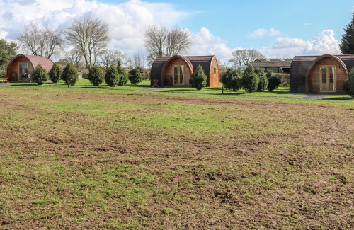 Overton-on-dee Cottage | COWSLIP, romantic, with a garden in Malpas