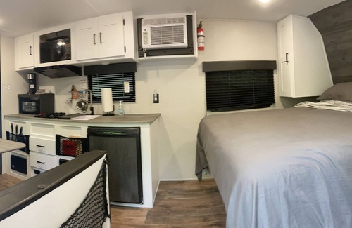 Lindale House | Coyote Creek Camper w/ Nature Trail & Fire Pit.