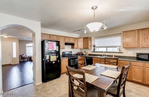 Maricopa House | Cozi 3 bedroom with pool table and full bar