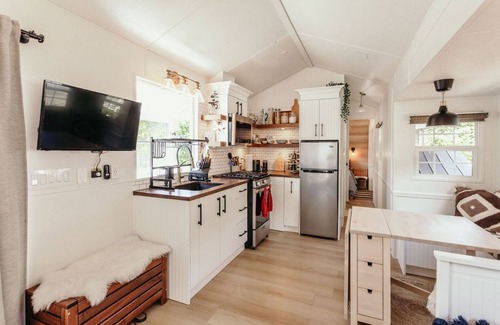 Lindell Beach House | Coziest Cultus Tiny Home 2min Drive to Lake!