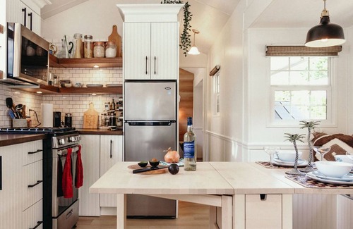 Lindell Beach House | Coziest Cultus Tiny Home 2min Drive to Lake!