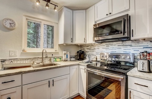 North Upper Truckee Cabin | Coziness Cabin - Remodelled Tahoe Cabin in the Woods!