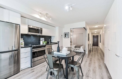Bathurst Quay Condo | Cozy 1+1 Bedroom Condo in Downtown Toronto