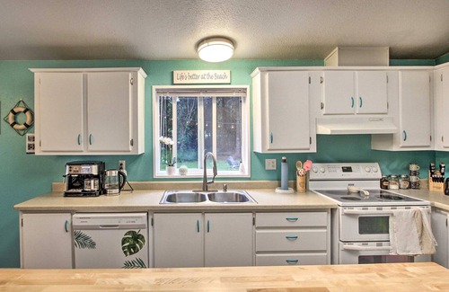 Oyehut-Hogans Corner House | Cozy 1 acre lot just 0.5 miles from Ocean Shores Beach w/Airstream & Hot Tub!