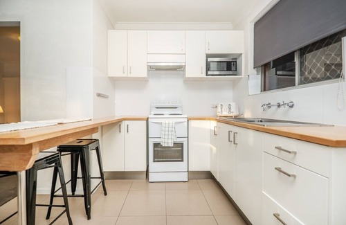 Mosman Park Apartment | Cozy 1-Bed Apartment in Mosman Park with Ocean Views and Modern Décor