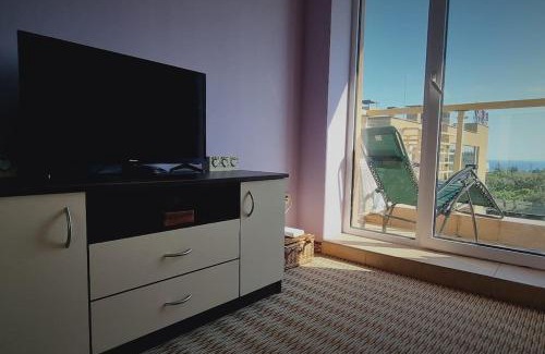 Golden Sands Apartment | Cozy 1 bed with sea view & pool