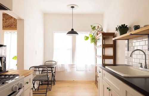 Koreatown Apartment | Cozy 1-bedroom apartment in phenomenal Los Angeles with WiFi, AC