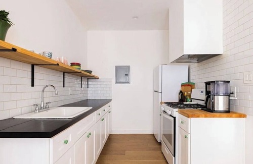 Koreatown Apartment | Cozy 1-bedroom apartment in phenomenal Los Angeles with WiFi, AC