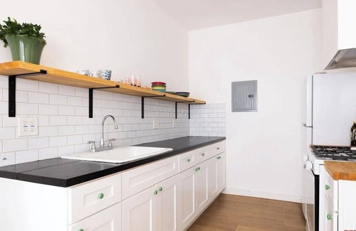 Koreatown Apartment | Cozy 1-bedroom apartment in phenomenal Los Angeles with WiFi, AC